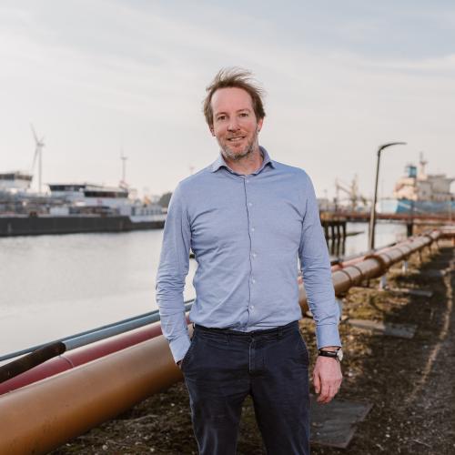 Nieuwsbericht afbeelding betreft Roon van Maanen van Port of Amsterdam over netcongestie in het havengebied en de stad: ‘Onorthodoxe maatregelen nodig om klimaatdoel te behalen’