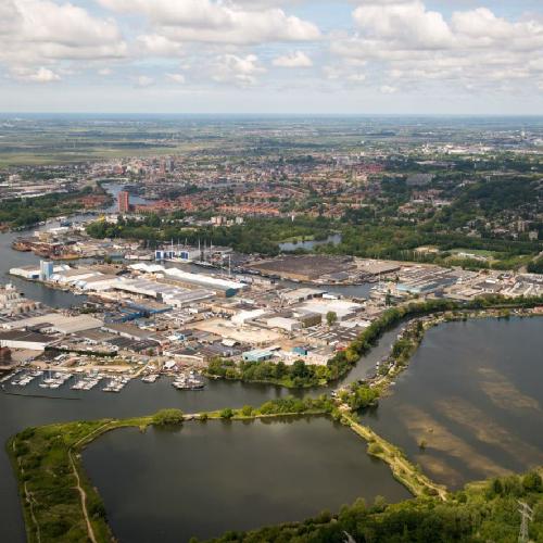 Nieuwsbericht afbeelding betreft Zaanse wethouders Breunesse (GroenLinks) en Onclin (VVD) over de koerswijziging van de Achtersluispolder: ‘Een microvoorbeeld voor het hele gebied.’ 
