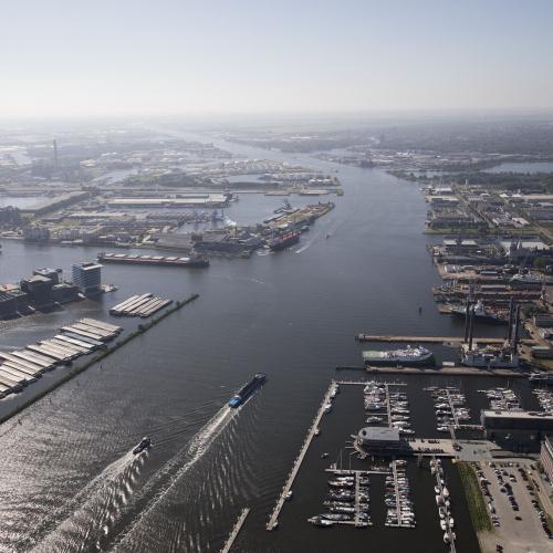 Nieuwsbericht afbeelding betreft Dorine Bosman over de energietransitie in de Amsterdamse haven: ‘Laat je ego op de keukentafel’