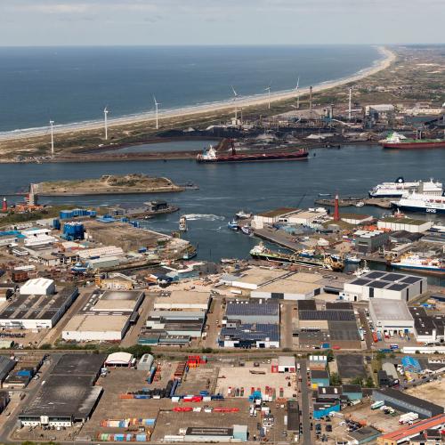 Nieuwsbericht afbeelding betreft Directeur Zeehaven IJmuiden Peter van de Meerakker over de energietransitie in de IJmondhaven: “Als havengemeenschap zijn we al jaren doordrongen van de urgentie, maar nu wordt iedereen wakker.” 