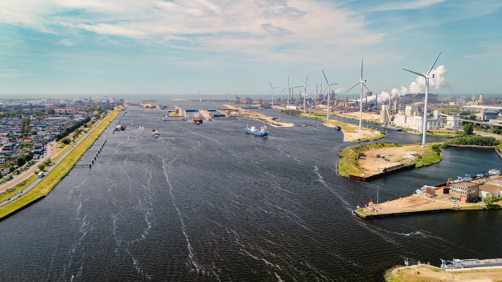 Een luchtfoto van het Noordzeekanaalgebied