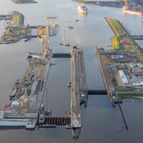 Nieuwsbericht afbeelding betreft Route sluizencomplex IJmuiden per 29 maart open voor (brom)fietsers en voetgangers